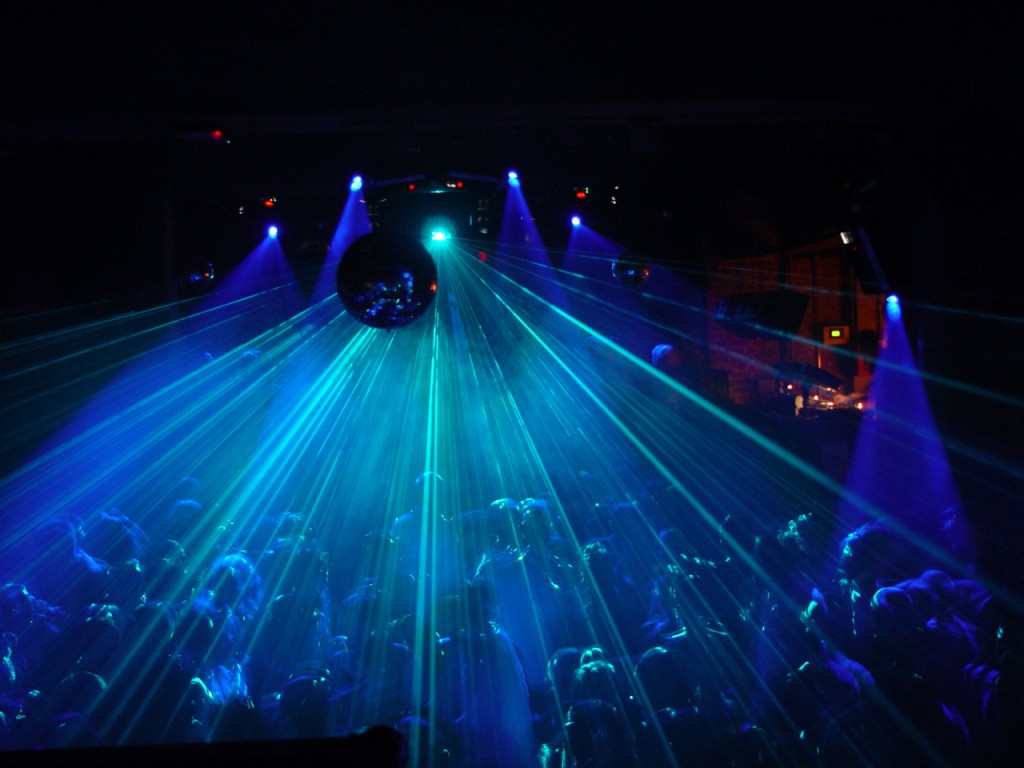 Crowd_and_laser